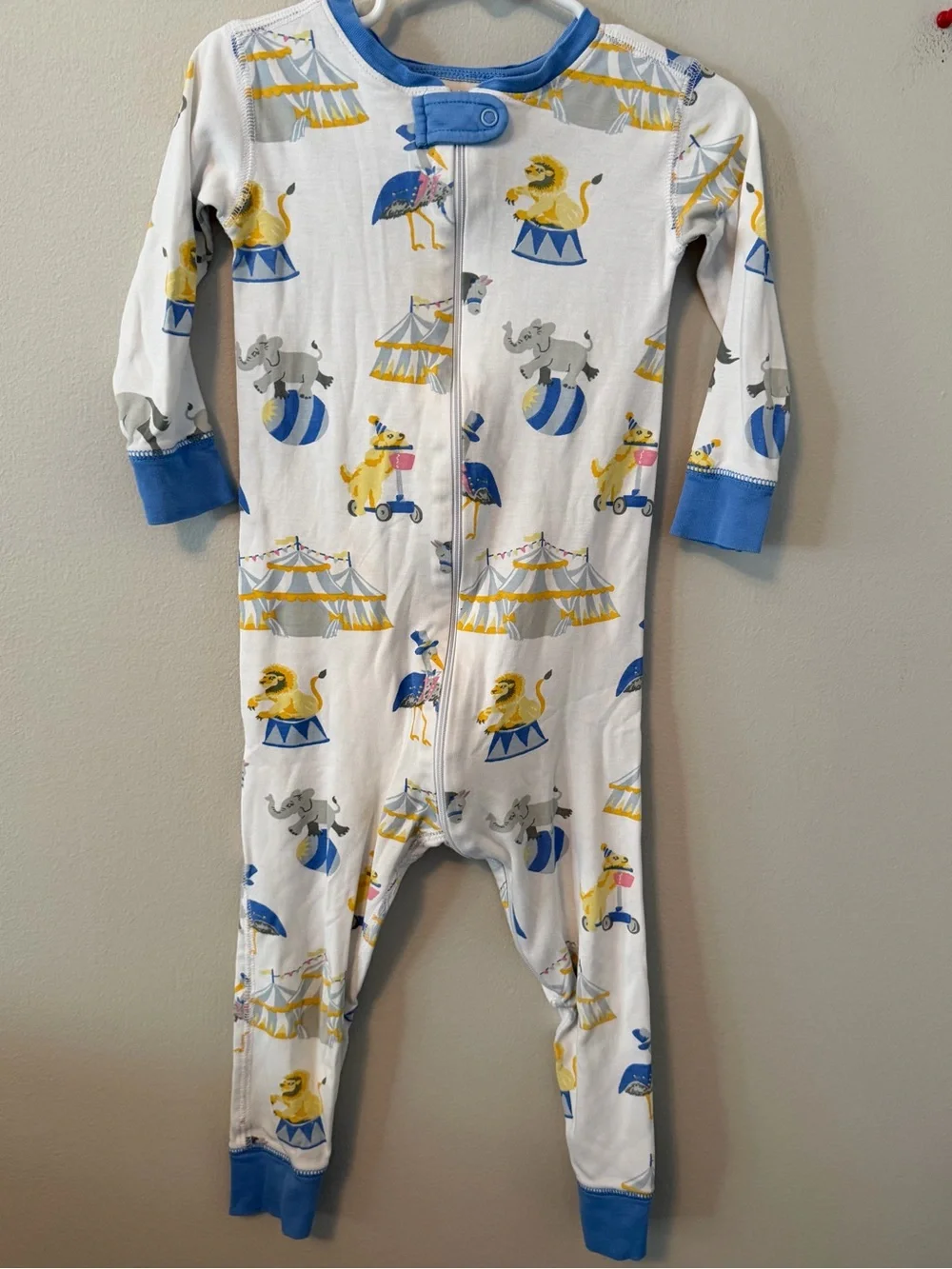 The Beaufort Bonnet Company White Circus Animal One-Piece Pajama with Blue Trim